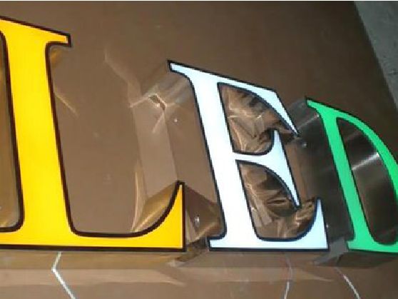 巴中介绍LED招牌的基础知识。
